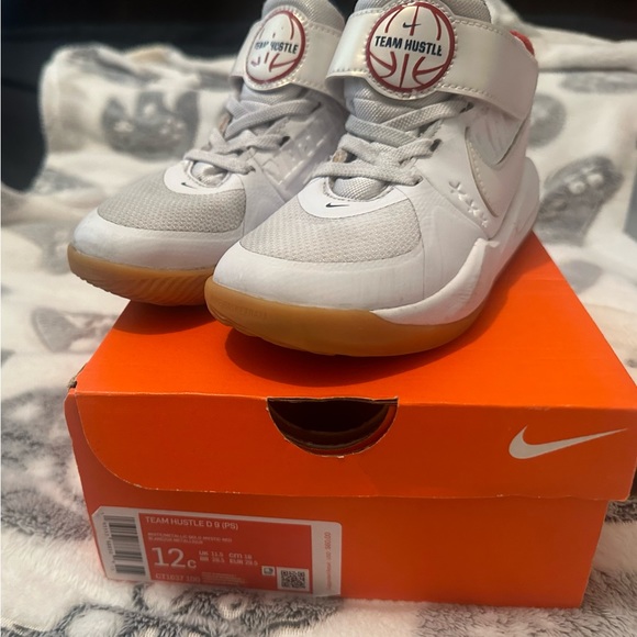 Kids Nike team hustle D9 size 12 great condition - Picture 7 of 9